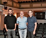 Die Macher des Sarner Kollegitheaters Mats Michel, Daniel Mattmann und Markus Bürgi (von links) überbrücken die Pause mit neuen Ideen.Bild: Romano Cuonz