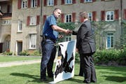 Christian Schmid erhält von Landesfähnrich Martin Bürki einen Dolch und damit das Kommando über die Innerrhoder Kantonspolizei. (Bild: MC)