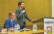 Regierungsrat Walter Schönholzer und Windenergie-Fachexperte Thomas Volken erläutern in der Wuppenauer Turnhalle die Änderung im Richtplan «Windenergie». (Bild: Mario Testa)