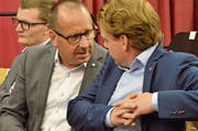 Die Regierungsratskandidaten Hansueli Reutegger (SVP) und Yves Noël Balmer haben der SP-DV Gesprächsstoff zu zweit. (Bild: Roger Fuchs)