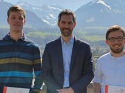 Die zwei neuen Mitglieder André Ruckstuhl (l.) und Raphael Windlin (r.) mit Präsident Reto Mattli. (Bild: PD)