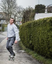 Daniel Roduner will vier Wochen lang sechs Stunden täglich auf dem Board stehen. (Bild: Adriana Ortiz Cardozo)