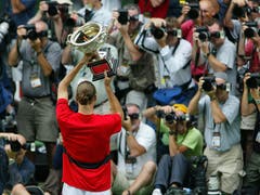 Australian Open 2004: Federer s. Safin 7:6 (7:3), 6:4, 6:2Mit dem Halbfinal-Sieg gegen Ferrero löst Federer diesen als Weltranglistenersten ab. Mit Hewitt und Safin besiegt er auf dem Weg zum ersten Melbourne-Triumph zwei ehemalige Spitzenreiter. «Das ist der Riesensprung in meiner Karriere. Selbst im Finale blieb ich ruhig. Seit einem Jahr habe ich das Gefühl, dass ich grosse Turniere gewinnen kann», sagt Federer. «Höher geht es nicht. Jetzt ist es wichtig, da zu bleiben.»