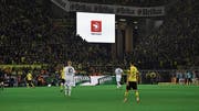 In der Bundesliga-Partie zwischen Borussia Dortmund und Bayer Leverkusen wird der Einsatz des Video-Assistenten angezeigt. (Bild: Imago (24. Februar 2019))