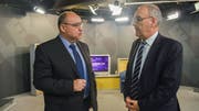 Diessenhofens Stadtpräsident Markus Birk im Gespräch mit Bundesrat Guy Parmelin im Studio von Tele-D. (Bild: Thomas Güntert)