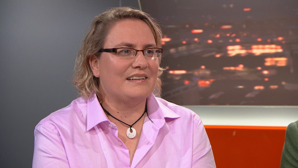 Mitbewohnerin Schließt Sich Fickendem Paar An Mitbewohnerin Schließt Sich Fickendem Paar An