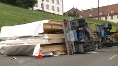 Der Anhänger war mit tonnenschweren Holzelemente beladen. (Bild: Tele M1)