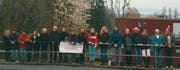 Anwohner des Quartiers Alp haben sich auf dem Viadukt zu einer kleinen Protesaktion gegen die geplante Antenne eingefunden. (Bild: PD)