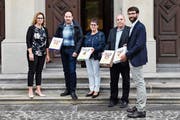 Stellvertretend für die Gemeinden Tobel-Tägerschen, Affeltrangen, Bettwiesen und Braunau: Rolf Bosshard, Ursula Klaus, Patrick Marcolin und David Zimmermann übergeben der Leiterin der Regierungskanzlei, Silvana Tschudi (links), die Petitionsunterschriften. (Bild: Roman Scherrer)