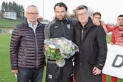 Sportchef Hans «Hasä» Stadler (links) und Präsident Danny Lüthi bedanken sich bei Heris Stefanachi für fünf tolle Jahre. (Bild: Beat Lanzendorfer)