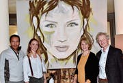 Das Bild «Green Eyes» wird für Giulia Wyss (zweite von links) zukunftsweisend sein; es wurde gemeinsam von ihren neuen Förderern Lilly Huber und Martin Nett erworben. (Bild: Heidy Beyeler)