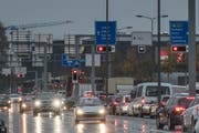 Die Kapazität soll ausgebaut werden: Feierabendstau auf der Zugerstasse in Ebikon. (Bild: Pius Amrein, 10. November 2017)