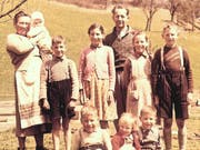 Foto der Familie Bätschmann im Jahr 1958: Vater Bernhard war Messmer der Kapelle, die im Hintergrund erkennbar ist. Mutter Berta hält die kleine Beatrice in ihren Armen. Das jüngste der neun Kinder war zu diesem Zeitpunkt noch nicht geboren. (Bild: PD)