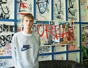 Wer sich als freiwilliger Helfer im Kraftwerk Club engagiert, darf sich auch gerne Mal an der roten Spraydose bedienen, denn neue Helfer werden immer gesucht. (Bild: Emilie Jörgensen)