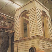 Aussenfassade mit handgeschnittenen Holzschindeln. (Bild: PD)