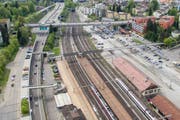 Fussgänger-Überführungen über die Stadtautobahn beim Bahnhof St.Fiden. Die Flasche wurde von der ersten Passerelle aus auf die Autobahn fallen gelasse. (Bild: Urs Bucher und Benjamin Manser - 9. Mai 2016)