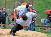 Daniel Bösch präsentiert sich in guter Frühform. Beim Rapperswiler Teilverbandsfest in Schmerikon besiegte er den Appenzeller Michael Bless mit einem Kurz nach 5.25 Minuten. (Bild: Pascal Schönenberger)
