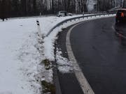 Am Auto entstand Totalschaden, an der Leitplanke entstand Schaden in der Höhe von rund 7000 Franken.