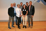 Ramona Forchini mit den Teambesitzern Joe und Lisa Broder (links), Trainer Stephan Schütz sowie Christoph Thurnherr, Hanspeter Wiprächtiger und Lukas Bawidamann vom Gönnerclub. (hinten von links). (Bild: Beat Lanzendorfer)