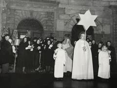 Der Sternengel und sein Gefolge brachten auch während der Kriegsjahre Licht in die Stadt Luzern - hier am 27. Dezember 1942 vor dem historischen Museum. (Bild: Chronik der Sternsinger (Stadtarchiv/D131))