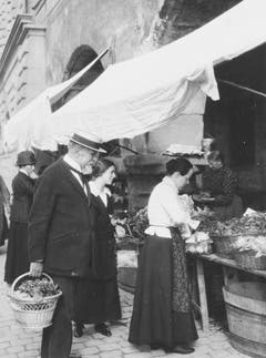 Carl Spitteler am Luzerner Wochenmarkt. (Bild: Nachlass Carl Spitteler, Schweizerisches Literaturarchiv, Bern)