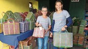 Ruth Portmann und ihre Tochter Stefanie Egli im gemeinsamen Taschenladen in Oberneunforn. (Bild: Therese Schurter)