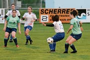 Bütschwil-Neckertal hat trotz Rückstand in der Endphase gegen Widnau ein 3:3 gerettet. Links vorne Corinna Hasler, die Torschützin zum 1:0. Ganz rechts Maurine Gübeli. (Bild: Beat Lanzendorfer)
