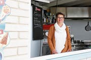 Seit Ostern trifft man Kornelia Jutta Simon am Badikioskfenster in Horn. (Bild: Rahel Jenny Egger)