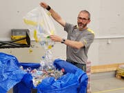 Rolf Jans ist einer der Pöstler, die die Pet-Säcke in Horw abholen. (Bild: PD)