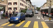 Der Lieferwagen schob das Auto auf den Fussgängerstreifen. Eine Polizistin leitete den Verkehr an der Unfallstelle vorbei.