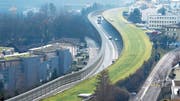 So wird künftig die Lärmschutzwand entlang der A 2 in Hergiswil aussehen. (Bild: Visualisierung Mathys Partner)