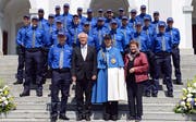 Die 23 vereidigten Polizisten posieren mit Kommandant Adi Achermann, Regierungsrat Paul Winiker, Frau Standesweibel Anita Imfeld und Kantonsratspräsidentin Hildegard Meier-Schöpfer (vorne von links). (Bild: PD/Luzerner Polizei)