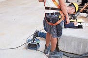 Arbeitsmarktkontrolleur Roger Kaufmann auf einer unangemeldeten Kontrolle auf Baselbieter Baustellen. Bild: Jakob Ineichen (Sissach, 18. Juli 2018)