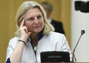 Hängt an ihrem Posten: Aussenministerin Karin Kneissl. (Bild: Harald Schneider/APA)