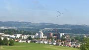 Ein wolkenloser Himmel und rot-weisse Flugzeuge. Gestern trainierte die Patrouille Suisse über Uzwil. (Bild: Andrea Häusler)