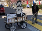 «Saiten»-Redaktor Roman Hertler mit dem Leiterwagen und der berühmten Mäder-Figur unterwegs am Oberen Graben. (Bild: Corinne Riedener - 27. März 2019)