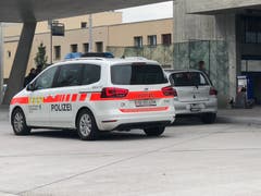 Kommt fast täglich vor: Autofahrer, die mit ihrem PKW in die Parkbuchten für Busse Fahren und dort Personen aus- und einsteigen lassen. (Bild: Jessica Nigg)