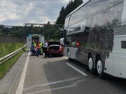 Die bewusstlose Autolenkerin wurde von der Ambulanz ins Spital gefahren. Während des Zwischenfalls kam's auf der Stadtautobahn zu einem Rückstau. (Bild: Kantonspolizei St.Gallen - 20. Juni 2019)