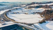 Blick übers Fussballstadion ins Breitfeld. Das Nationale Pferdesportzentrum soll an den Rand der grossen Wiese in der Mitte des Bildes zu stehen kommen. (Bild: Urs Bucher - 16. Januar 2019)