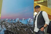 Fotograf Simon Walther mit seiner Sicht auf die Toggenburger Ikonen, die Churfirsten. (Bild: Michael Hug)