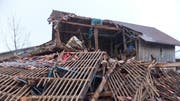 Ein stark beschädigter Stall in Sax nach dem Sturm «Burglind» im Januar 2018. (Bild: Kapo SG)
