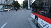 Die Unfallstelle auf der St.-Jakob-Strasse: Vor dem Bus hat am Montagabend ein Radler eine Fussgängerin angefahren. (Bild: Stadtpolizei St.Gallen - 24. Juni 2019)