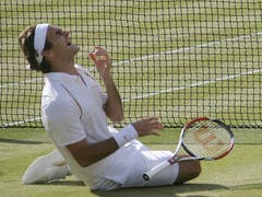 Wimbledon 2007: Federer s. Nadal 7:6 (9:7), 4:6, 7:6 (7:3), 2:6, 6:2Erneut geht Roger Federer mit der Hypothek eines kurz zuvor verlorenen French-Open-Finals ins Duell mit Erzrivale Nadal. Und erstmals muss er auch in Wimbledon ernsthaft um seine Vormachtsstellung bangen. Doch nach einem Fünfsatz-Sieg wird er zum zweiten Spieler neben dem Schweden Björn Borg, der in Wimbledon fünf Mal in Folge gewinnt. Ehrfürchtig sagt er nach dem Sieg: «Rafa wird immer besser. Ich nehme jeden Titel, den ich bekomme.» Im Publikum sitzen neben Borg John McEnroe, Jimmy Connors und Boris Becker. «Daran werde ich mich immer erinnern», sagt Federer.