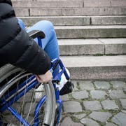 Nicht nur im Kino sind Treppen für Rollstuhlfahrer ein Hindernis (Bild: Imago Images)