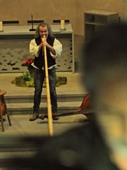 Zwiespiel in der Kirche: Dänu Wisler am Alphorn ... (Bild: Michael Hug)
