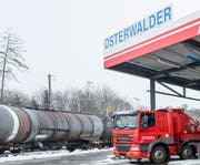 Von den Rheinhäfen in Basel wird das Mineralöl mit der Bahn nach Häggenschwil transportiert, verteilt wird es dann mit Lastwagen.