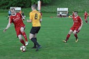 Der letzte Vergleich zwischen Neckertal-Degersheim und Bütschwil endete mit einem 2:1-Sieg für das Heimteam. Roberto Manzo sowie Bagher Jafari trafen für die Neckertaler. Auf der Gegenseite gelang Adrian Oberholzer das Tor. (Bild: Beat Lanzendorfer)