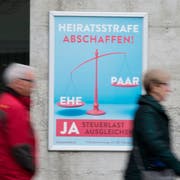 Ein Plakat der Befürworter der Volksinitiative zur Abschaffung der Heiratsstrafe, die im Februar 2016 ganz knapp unterlagen. (Bild: Peter Schneider, Keystone)