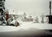 Das Einfamilienhaus (Ischenstrasse 2) in der Bildmitte verschwindet immer mehr hinter der Schneemauer.