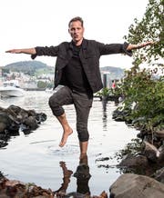 Popstar, Banker und Papa: Stefan Buck muss manchmal ein paar andere Verrenkungen machen. (Bild: Manuela Jans-Koch)
